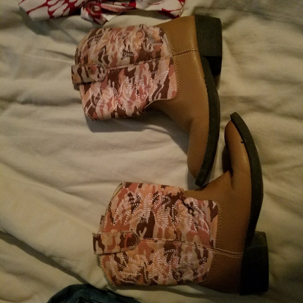 Girls boots size 11 some wear