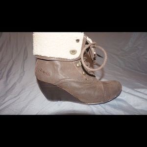 Women’s size 6 booties