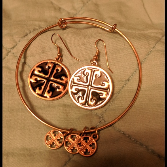 Gold tone Earrings & bracelet set - Picture 2 of 2