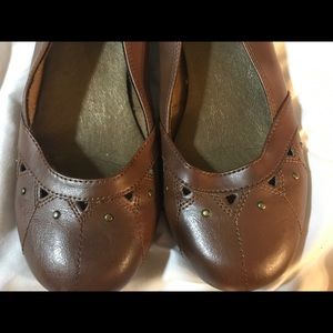 Tan/brown low heeled slip ons