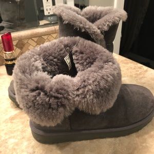 Ugh Women’s Bailey Button Sz. 6