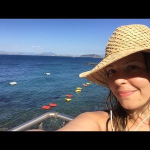 Meet your Posher, Cassandra