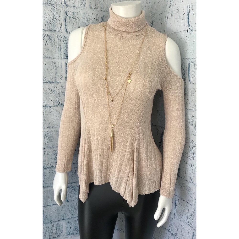 5⭐️ Flirty - Texture Ribbed Cold Shoulder Top - Picture 4 of 8