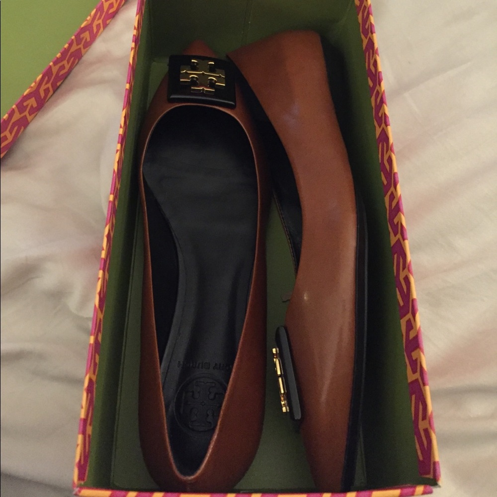 Tory Burch-Claire pointy toe emblem flat NIB