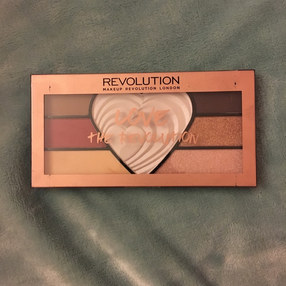 🆕 makeup revolution LOVE eyeshadow palette