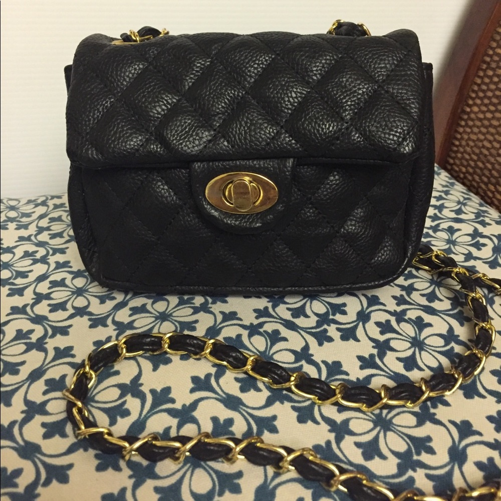 Quilted cross body with gold chain