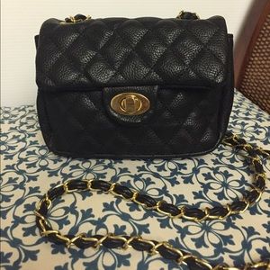 Quilted cross body with gold chain