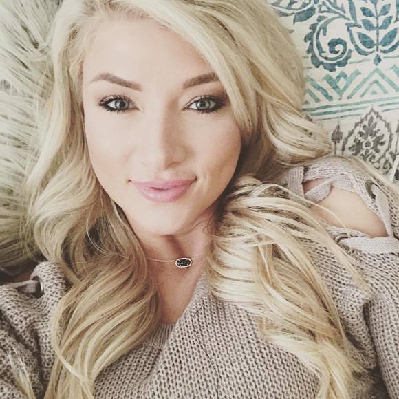 Meet your Posher, Ashley - Picture 2 of 5