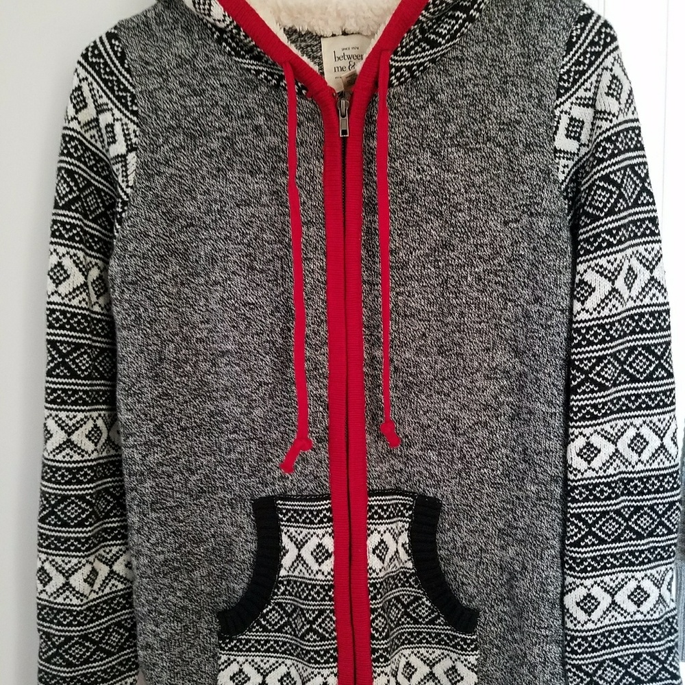 BETWEEN ME AND YOU HOODED SWEATER