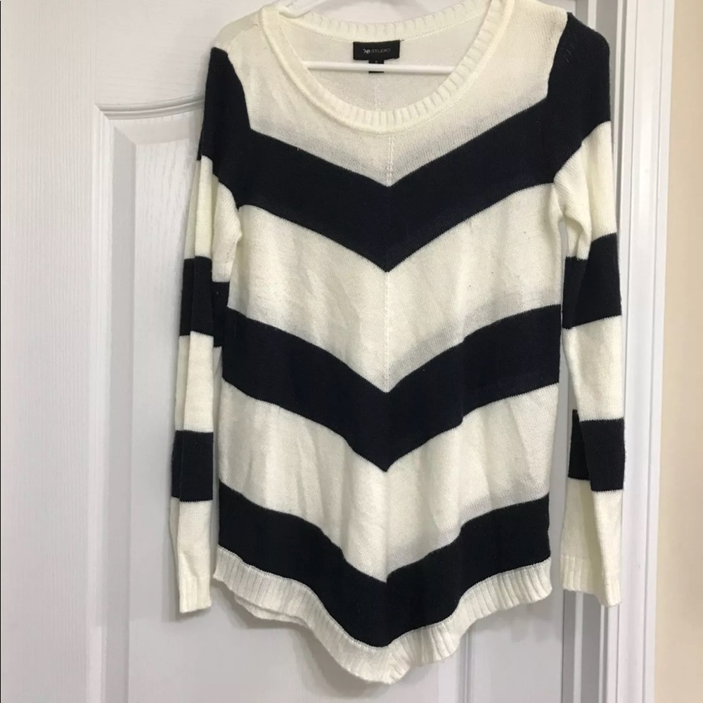 EUC chevron print sweater