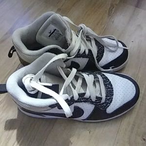 Boys Nike court borough mids