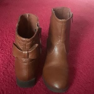 Toddler girls size 13 brown boots with bow