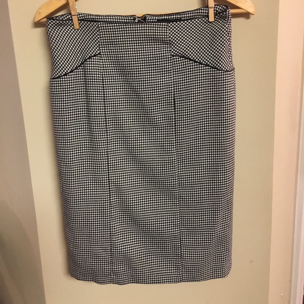 Houndstooth pencil skirt