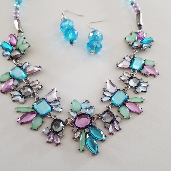 MULTICOLOR CRYSTAL STATEMENT NECKLACE - Picture 2 of 3