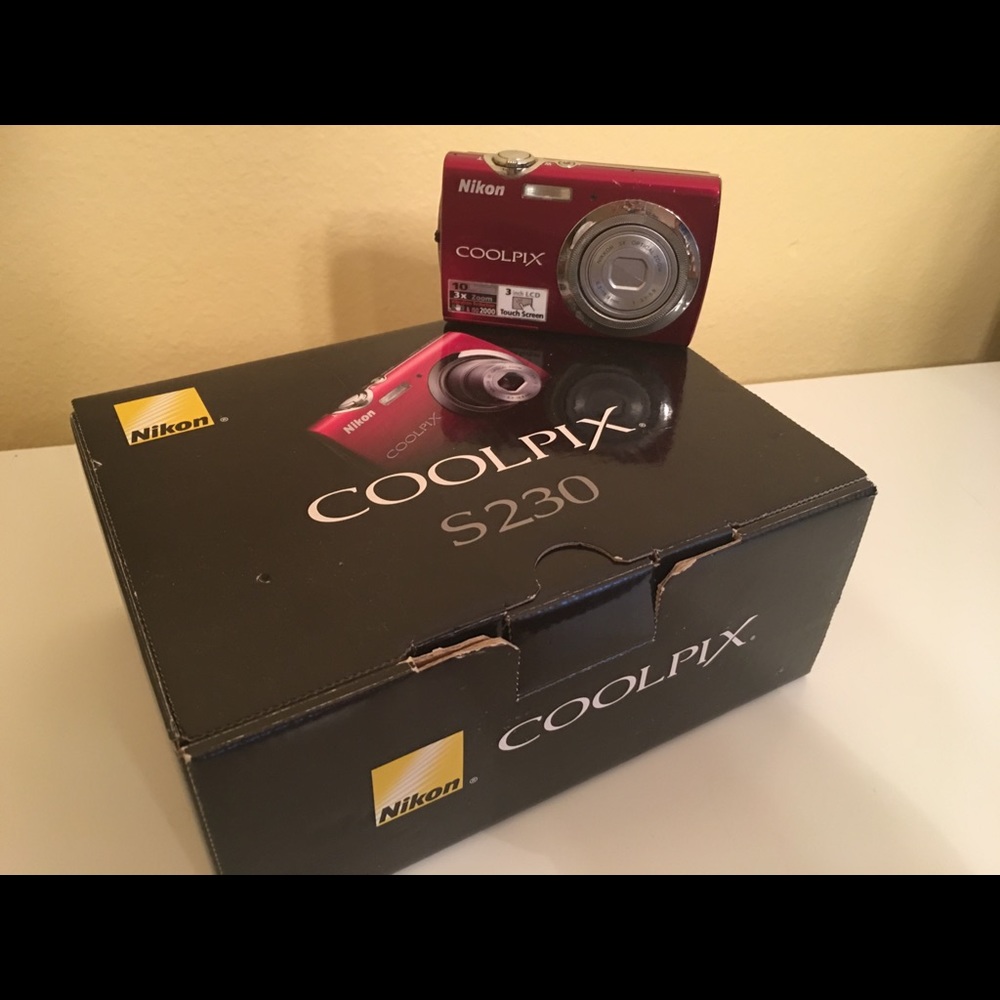 COOLPIX S230(3-inch Touch screen, 10.0 megapixels)