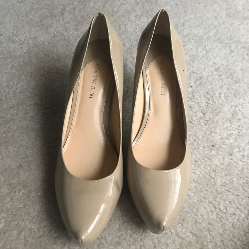 Beautiful tan Gianni bini pumps