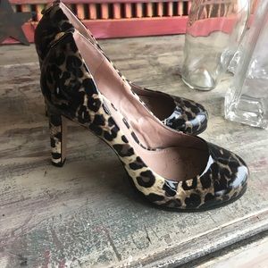 Leopard print pumps