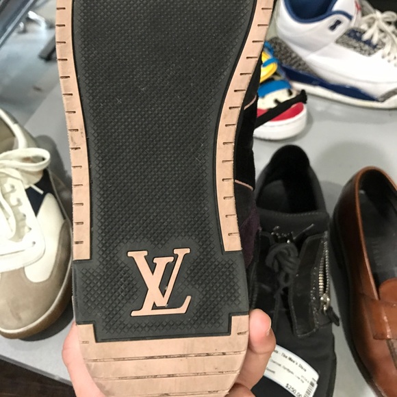 Louis Vuitton sneakers size 9 - Picture 4 of 4