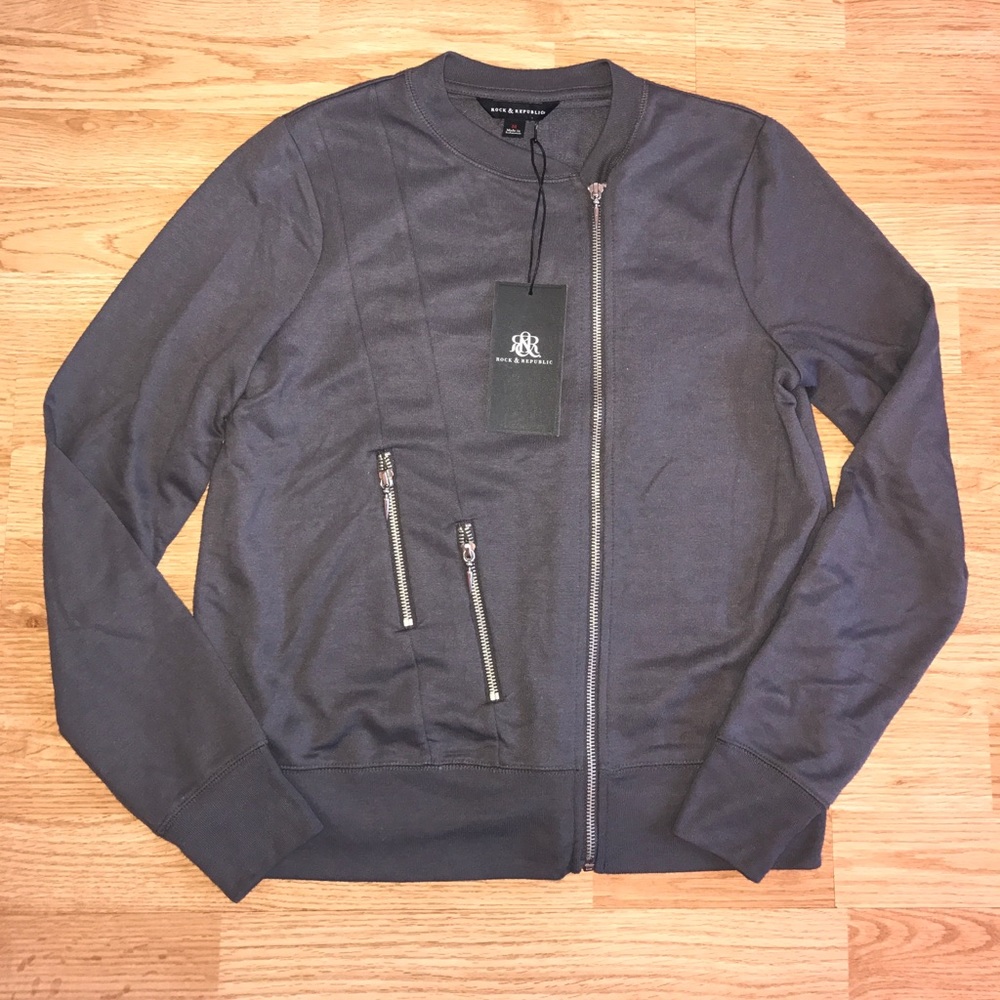 SOLD! BNWT!! Rock & Republic side zip top. Size M
