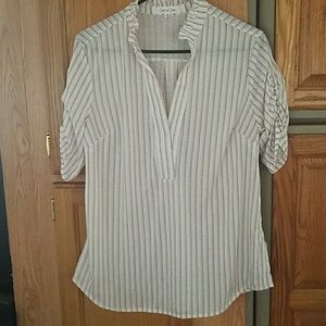 Lightweight v-neck
