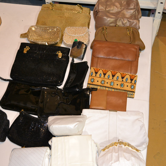 Handbags, Wallets, and Clutches Bundle (20) lot 1 - Picture 2 of 8