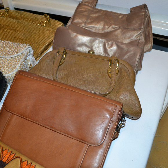 Handbags, Wallets, and Clutches Bundle (20) lot 1 - Picture 4 of 8