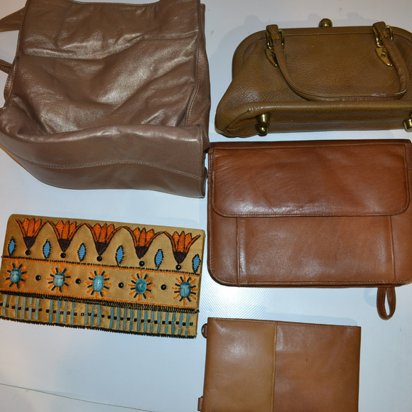 Handbags, Wallets, and Clutches Bundle (20) lot 1 - Picture 5 of 8