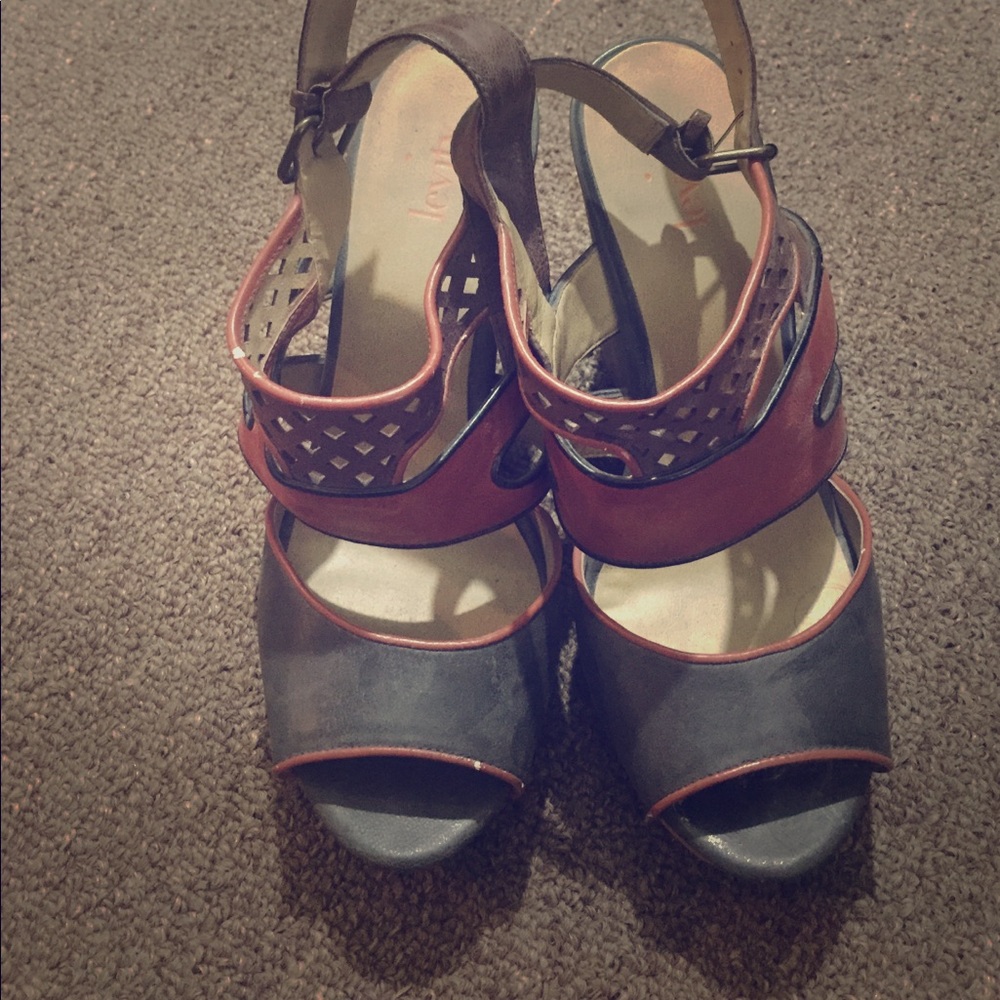 Levity Orange, Black and brown wedges