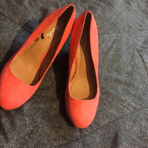 Cute peach wedges - Picture 2 of 3