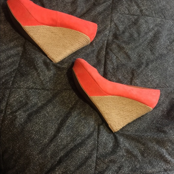 Cute peach wedges - Picture 3 of 3