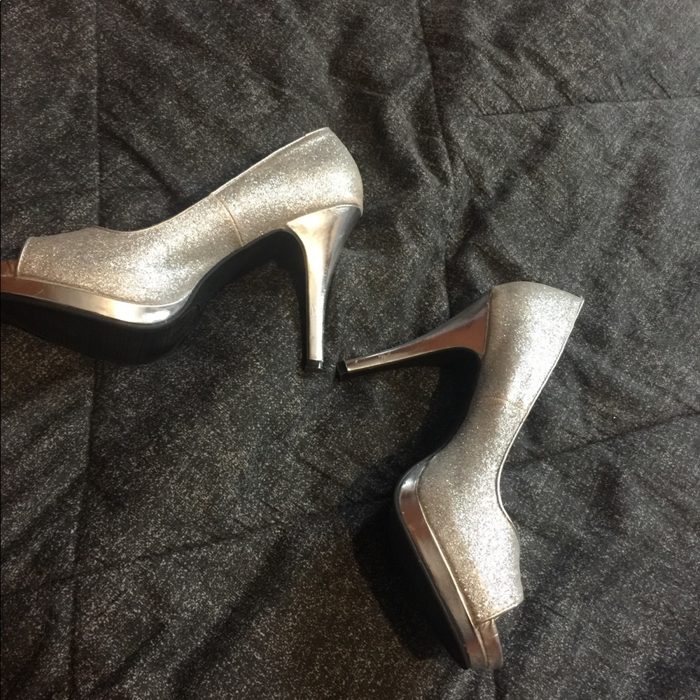 Silver Pumps.     Black Friday Deal!!