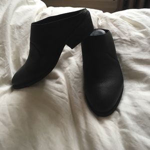 Eileen Fisher leather vachetta mule in black