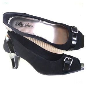 Classic Black pumps with open toe buckle styling