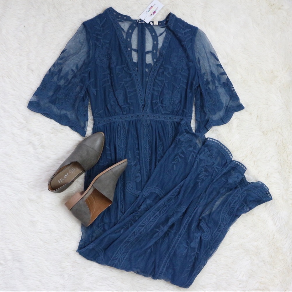 ‘Amelia’ Lace Maxi Dress - Picture 2 of 3