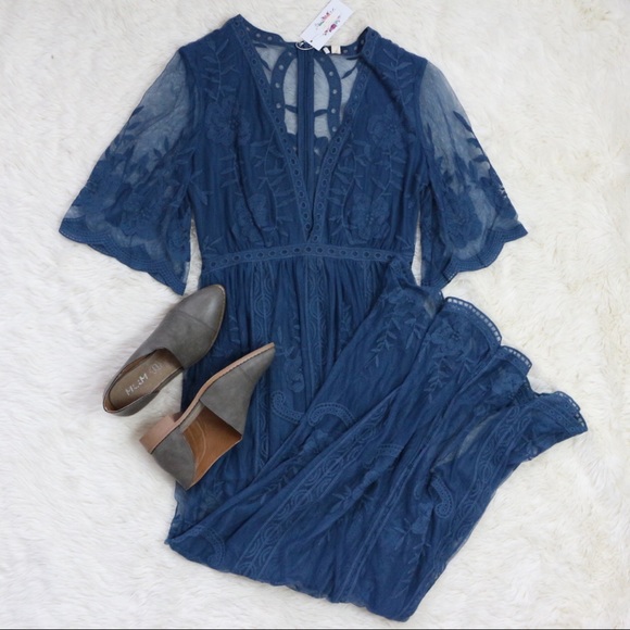 ‘Amelia’ Lace Maxi Dress - Picture 2 of 3