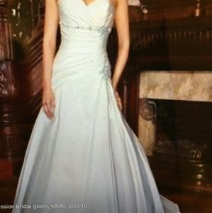 Wedding dress must pick up only.