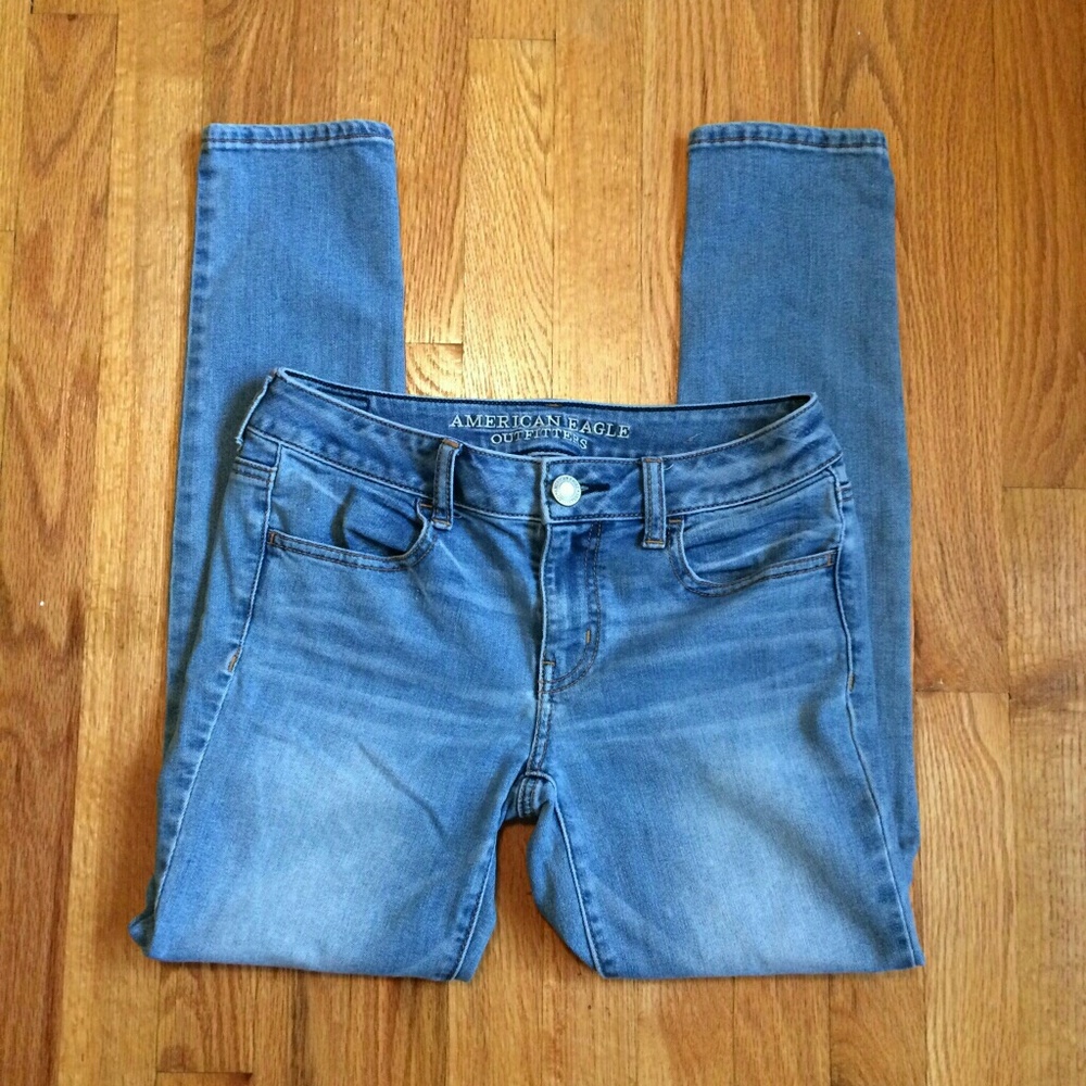 American Eagle light washed jeans, size 4