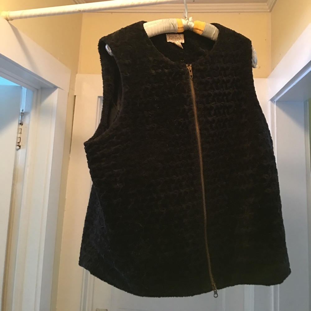 Black fuzzy vest 1x