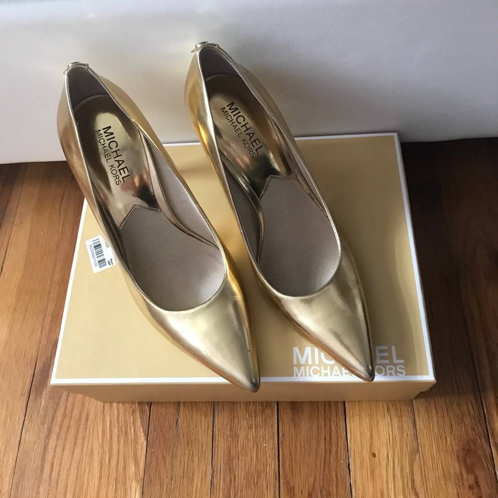 Michael Kors gold pumps