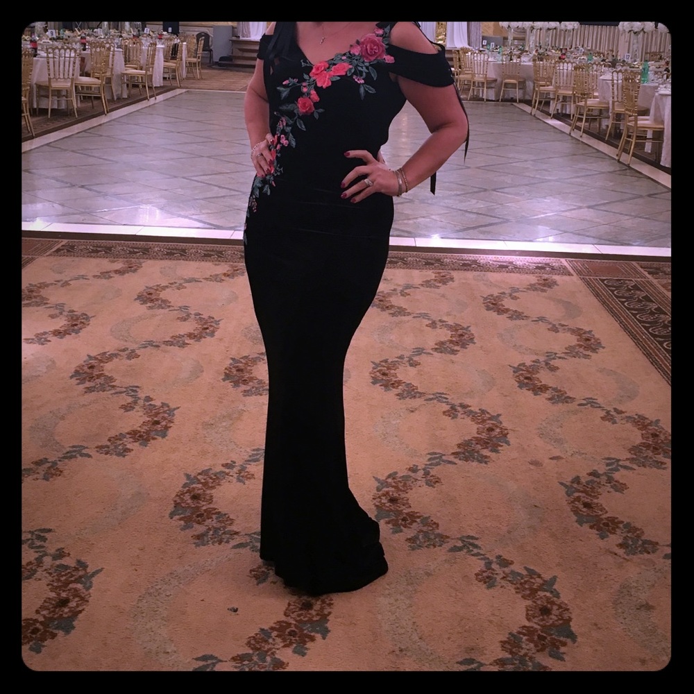 Tadashi cold shoulder velvet evening gown w floral