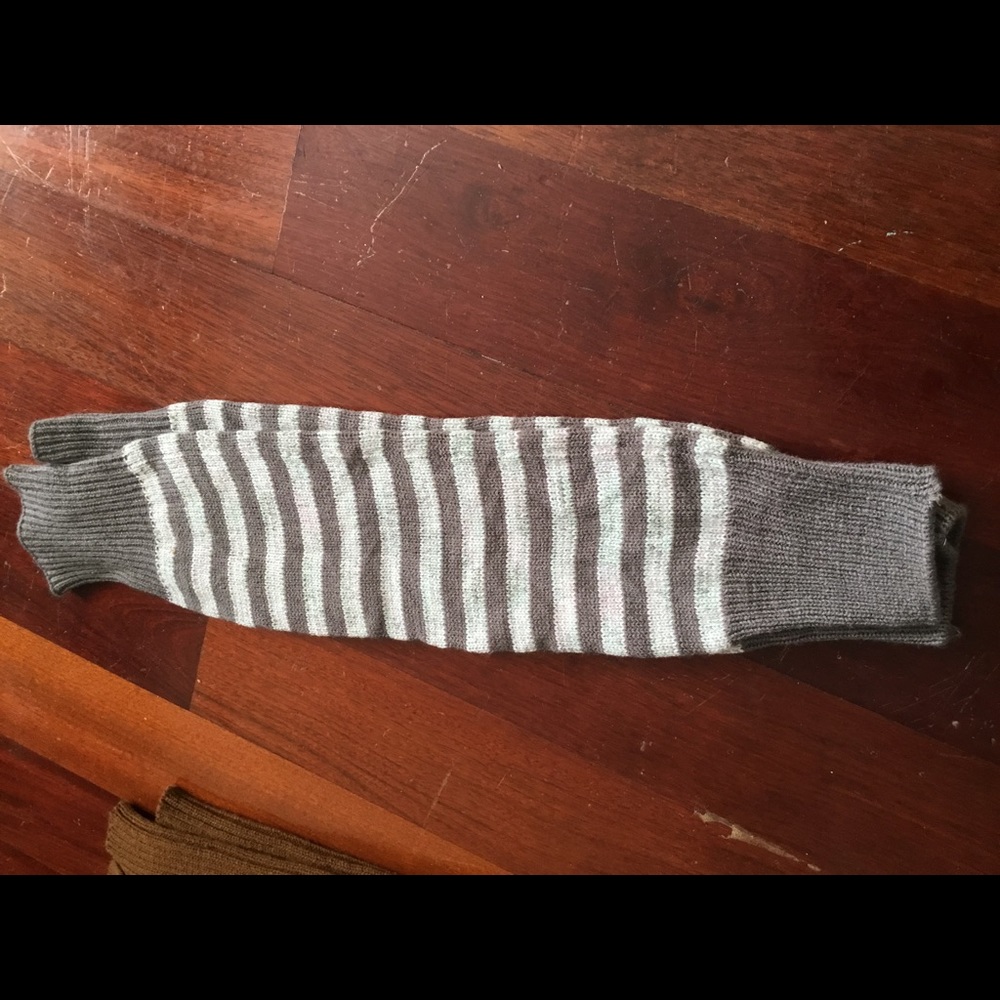 Leg warmers grey white striped
