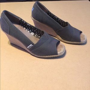 Toms size 8 heels gray