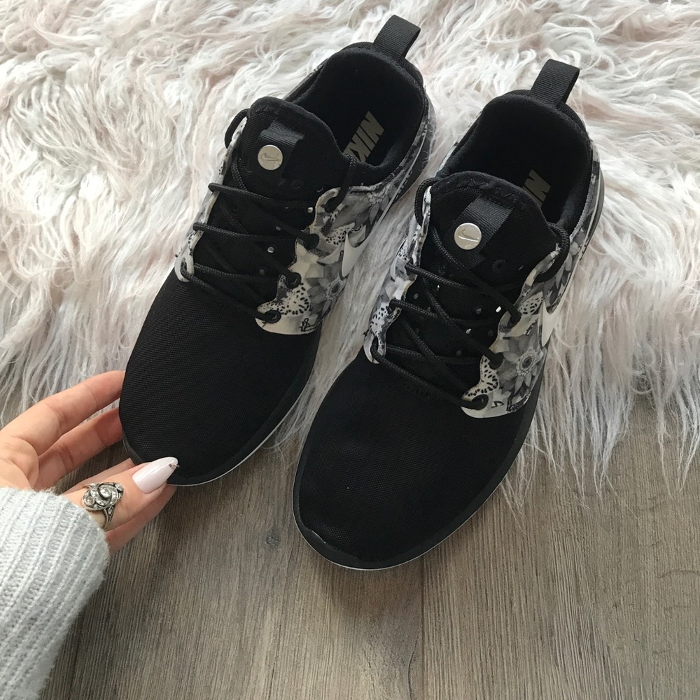 NWT Nike ID Roshe Two Black Floral 🐼 - Picture 3 of 7