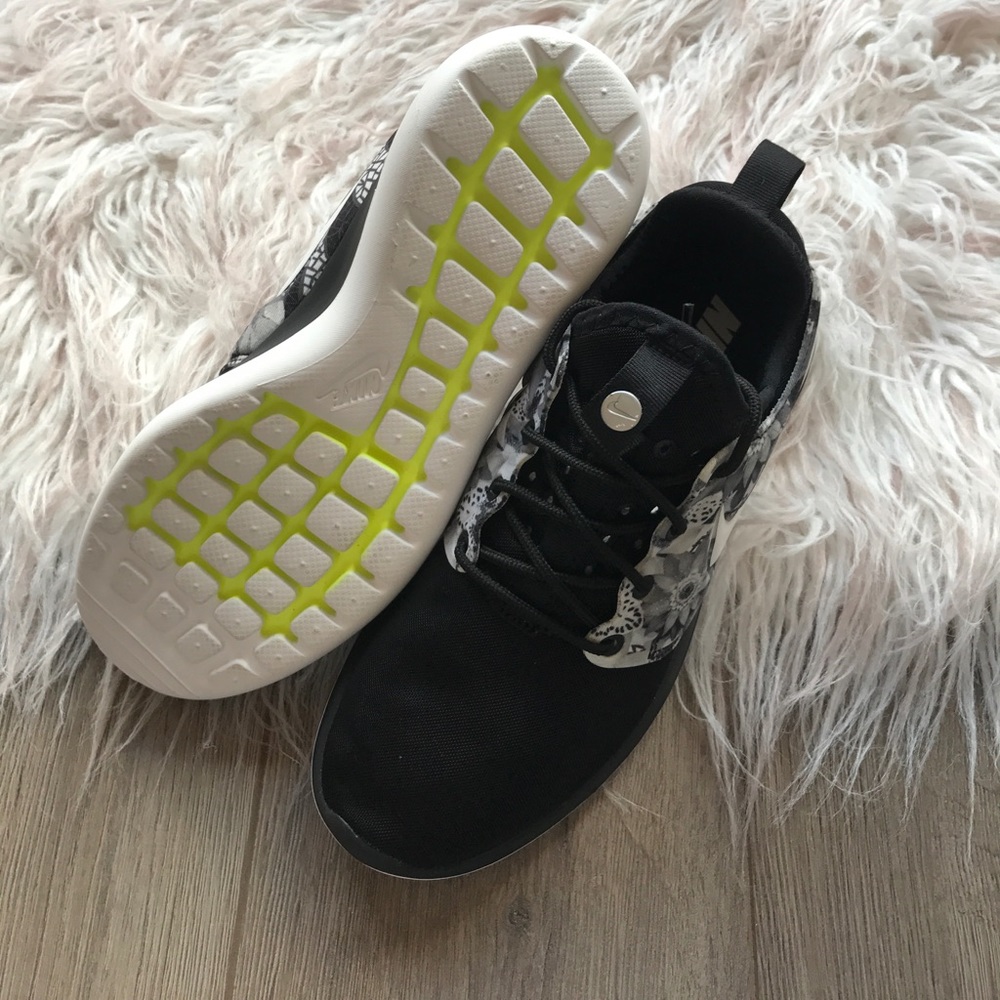 NWT Nike ID Roshe Two Black Floral 🐼 - Picture 6 of 7