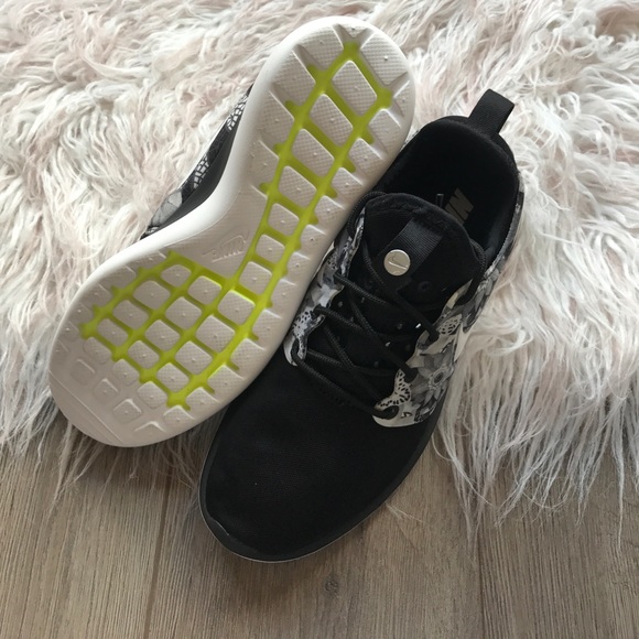 NWT Nike ID Roshe Two Black Floral 🐼 - Picture 6 of 7