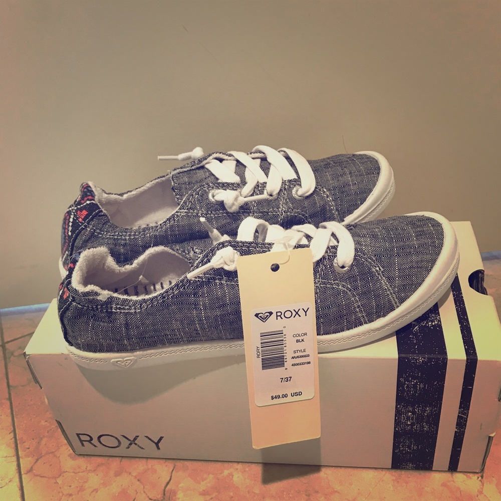 Roxy Rory sneaker black and white  Size 7