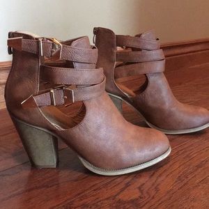 Strappy open ankle boots 👢