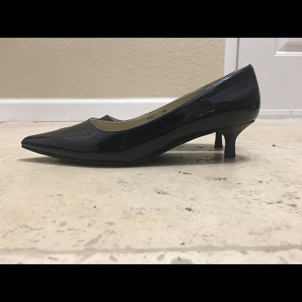 Shiny black kitten heels