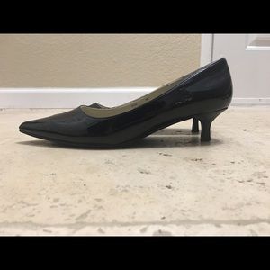 Shiny black kitten heels