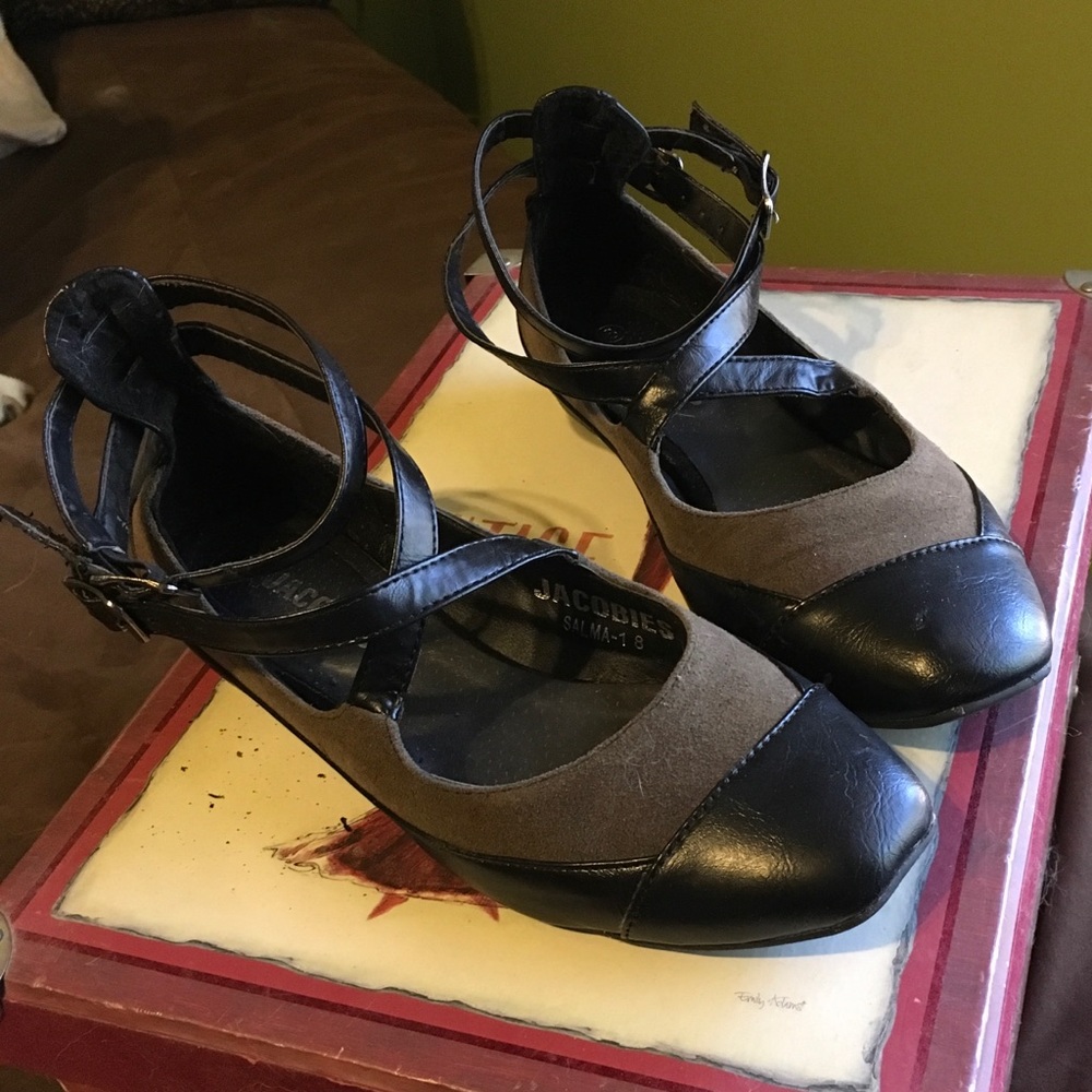 Strapped flats